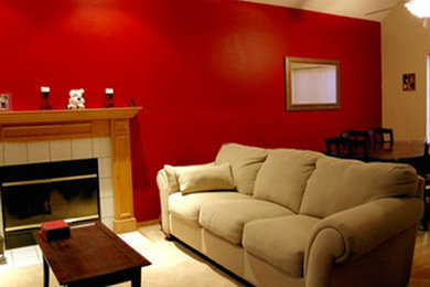 Foto de sala de juegos en casa abierta de tamaño medio con paredes rojas, moqueta, todas las chimeneas y marco de chimenea de baldosas y/o azulejos