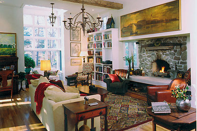 Imagen de sala de estar abierta contemporánea de tamaño medio con paredes blancas, suelo de madera clara, todas las chimeneas y marco de chimenea de piedra