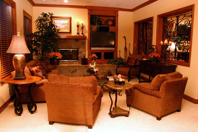 Diseño de sala de estar abierta clásica renovada grande con paredes beige, moqueta, marco de chimenea de piedra, pared multimedia y todas las chimeneas