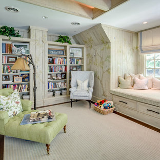 Esempio di un grande soggiorno shabby-chic style aperto con pavimento in legno massello medio, libreria, pareti multicolore e pavimento marrone