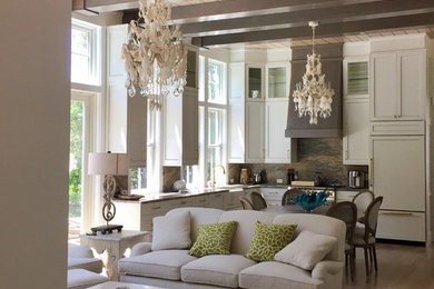 Modelo de sala de estar abierta clásica renovada de tamaño medio con suelo de madera clara, suelo beige y paredes beige