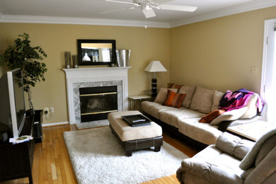 Cette image montre une salle de séjour traditionnelle de taille moyenne et ouverte avec un mur beige, parquet clair, une cheminée standard, un manteau de cheminée en carrelage et un téléviseur indépendant.