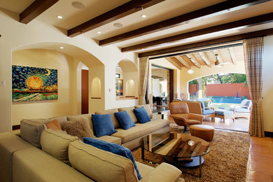 Diseño de sala de estar abierta tradicional renovada grande con paredes amarillas y suelo de baldosas de terracota