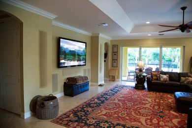 Idee per un grande soggiorno chic aperto con pareti gialle, pavimento con piastrelle in ceramica, TV a parete e pavimento beige