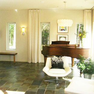 Idee per un piccolo soggiorno minimal aperto con sala della musica, pareti beige, pavimento in ardesia e nessuna TV