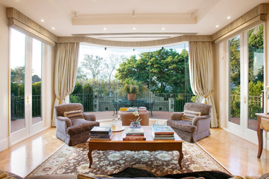 Ejemplo de sala de estar abierta tradicional grande con suelo de madera en tonos medios