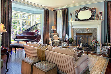 Family room - traditional family room idea in Chicago