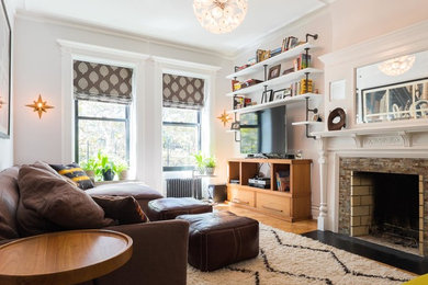 Klassisches Wohnzimmer mit freistehendem TV, braunem Holzboden, Kamin und gefliester Kaminumrandung in New York