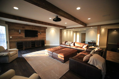 Diseño de sala de estar rural con paredes beige, suelo de madera oscura, todas las chimeneas, marco de chimenea de ladrillo y televisor colgado en la pared