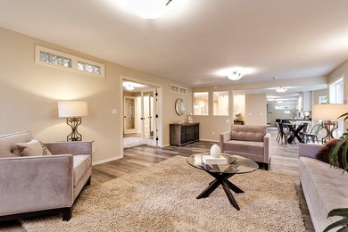 Ejemplo de sala de estar tradicional grande con suelo vinílico y suelo marrón