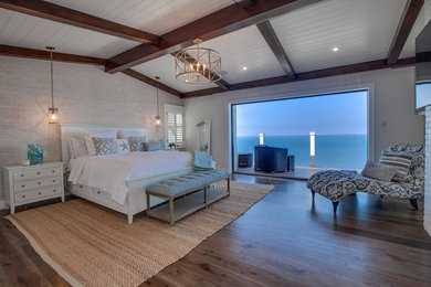 ロサンゼルスにある広いビーチスタイルのおしゃれな寝室 (淡色無垢フローリング、グレーの床) のインテリア