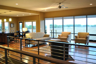 Imagen de sala de estar clásica renovada de tamaño medio con suelo de madera en tonos medios