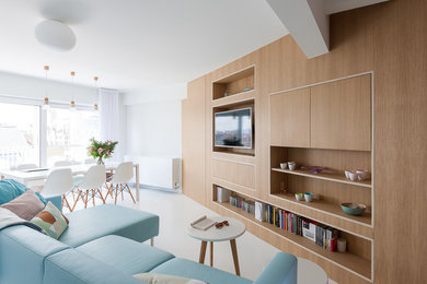 Imagen de sala de estar abierta nórdica con pared multimedia