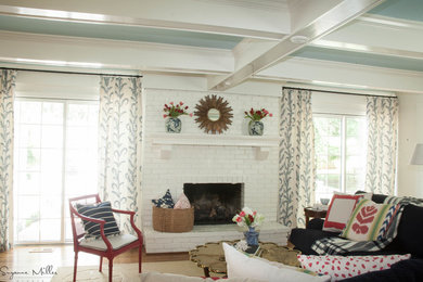 Foto de sala de estar abierta bohemia grande con paredes blancas, suelo de madera en tonos medios, todas las chimeneas y marco de chimenea de ladrillo
