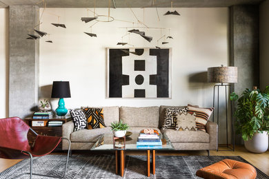 Modelo de sala de estar abierta contemporánea con paredes blancas, suelo de madera en tonos medios y televisor independiente