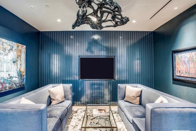 Immagine di un soggiorno contemporaneo di medie dimensioni e chiuso con pareti blu, parquet chiaro, nessun camino, TV a parete e pavimento marrone