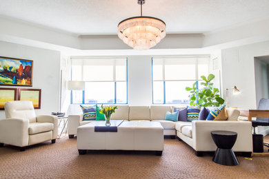 Modelo de sala de estar abierta minimalista grande con paredes grises, moqueta y suelo marrón