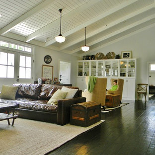 Ejemplo de sala de estar abierta, de estilo de casa de campo, con suelo de madera oscura
