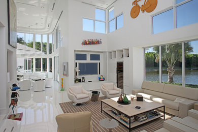 Offene, Geräumige Moderne Bibliothek mit weißer Wandfarbe, TV-Wand, Marmorboden und weißem Boden in Miami