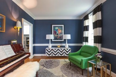 Источник вдохновения для домашнего уюта: гостиная комната в стиле неоклассика (современная классика) с музыкальной комнатой, синими стенами, паркетным полом среднего тона и коричневым полом без камина, телевизора