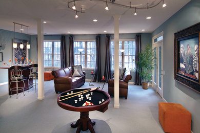 Источник вдохновения для домашнего уюта: большая изолированная комната для игр в стиле ретро с серыми стенами и ковровым покрытием без камина, телевизора