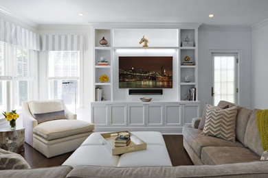 Diseño de sala de estar abierta moderna con paredes blancas, suelo de madera oscura, todas las chimeneas, marco de chimenea de piedra y pared multimedia