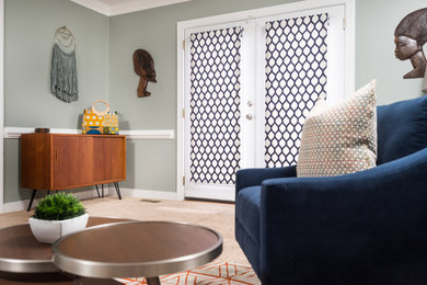 Diseño de sala de estar cerrada contemporánea de tamaño medio con paredes azules, moqueta, todas las chimeneas, marco de chimenea de yeso, televisor colgado en la pared y suelo beige