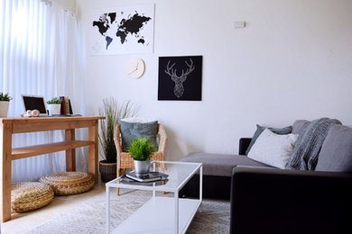 Inspiration pour une petite salle de séjour nordique avec un mur blanc et un sol beige.