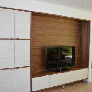 Cette image montre une salle de séjour minimaliste ouverte avec un mur blanc, un sol en bois clair, aucune cheminée et un téléviseur indépendant.