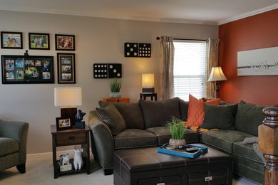 Ejemplo de sala de estar abierta ecléctica de tamaño medio sin chimenea con paredes multicolor, moqueta y suelo beige