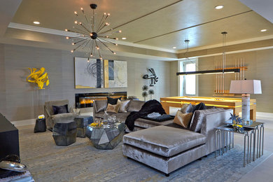 На фото: большая гостиная комната в современном стиле с бежевыми стенами, горизонтальным камином и отдельно стоящим телевизором