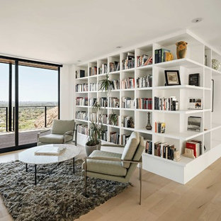 Immagine di un soggiorno minimal con pareti bianche, parquet chiaro e pavimento beige