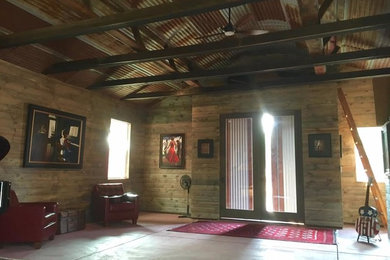 Foto de sala de estar con rincón musical rural con paredes marrones