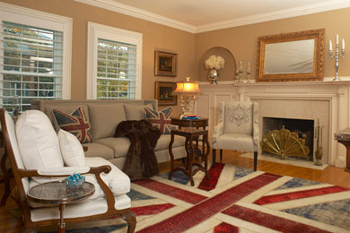 Foto de sala de estar cerrada tradicional de tamaño medio con paredes beige, suelo de madera clara, todas las chimeneas, marco de chimenea de madera y televisor colgado en la pared