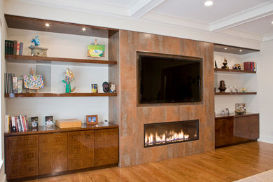 Diseño de sala de estar abierta actual grande con paredes blancas, suelo de madera en tonos medios, chimenea lineal, marco de chimenea de piedra y pared multimedia