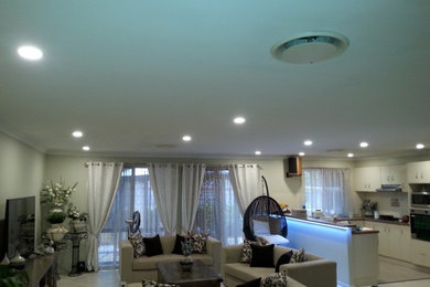 Mittelgroßes, Offenes Wohnzimmer mit Porzellan-Bodenfliesen in Sydney