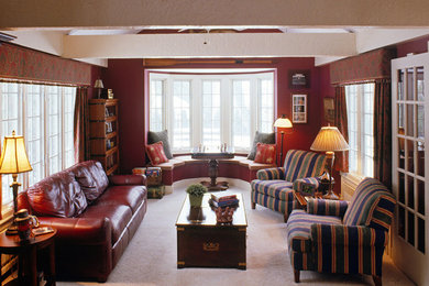 Diseño de sala de estar cerrada tradicional de tamaño medio con paredes rojas y moqueta