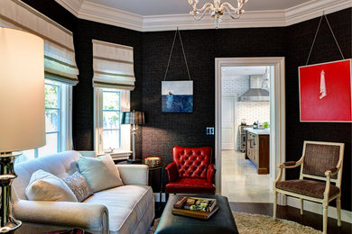 Klassisches Wohnzimmer mit schwarzer Wandfarbe in Los Angeles