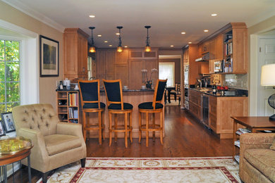 Imagen de sala de estar abierta tradicional renovada de tamaño medio sin chimenea con paredes beige y suelo de madera en tonos medios