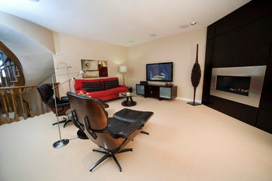 Diseño de sala de estar tipo loft actual de tamaño medio con moqueta, marco de chimenea de metal, televisor colgado en la pared, paredes beige y chimenea lineal