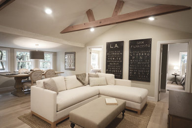 Modelo de sala de estar abierta clásica renovada pequeña sin chimenea con paredes beige, suelo de madera en tonos medios y suelo marrón