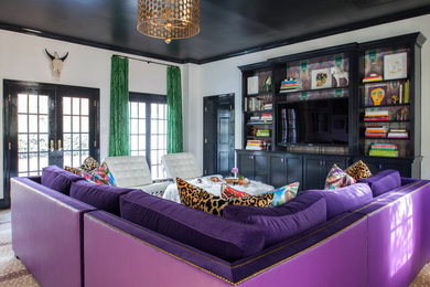 На фото: открытая гостиная комната в стиле фьюжн с белыми стенами, ковровым покрытием и мультимедийным центром