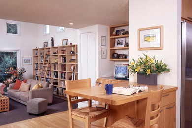 Idee per un soggiorno minimal di medie dimensioni e chiuso con libreria, pareti bianche, parquet chiaro, nessun camino e TV a parete