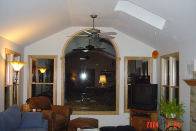 Diseño de sala de estar tradicional pequeña con todas las chimeneas y marco de chimenea de ladrillo