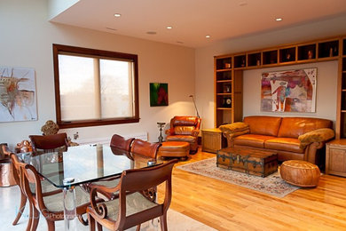 Foto de sala de estar con barra de bar abierta rural de tamaño medio con paredes blancas y suelo de madera clara