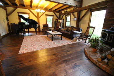 Diseño de sala de estar abierta de estilo de casa de campo grande con paredes beige y suelo de madera oscura