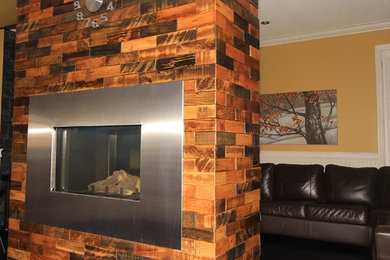 Diseño de sala de estar rústica con suelo de madera oscura, chimenea de doble cara, marco de chimenea de madera y suelo marrón