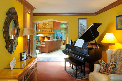 Idee per un soggiorno american style aperto con sala della musica, pareti gialle, moquette, camino classico e cornice del camino in pietra