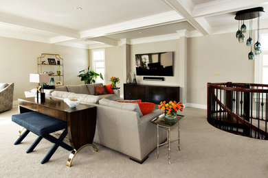 Immagine di un ampio soggiorno chic aperto con pareti beige, moquette, TV a parete, nessun camino e pavimento beige