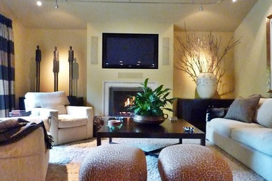Modelo de sala de estar abierta contemporánea grande con paredes beige, moqueta, todas las chimeneas, marco de chimenea de piedra y pared multimedia